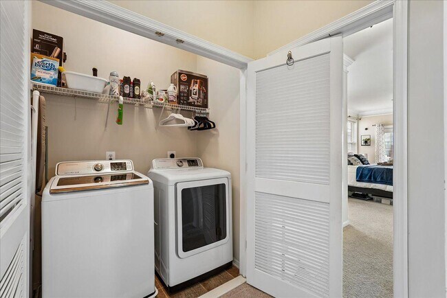 Building Photo - 43610 Hampshire Crossing Square