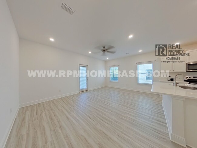 Building Photo - MOVE-IN SPECIAL: $500 off first month's re...