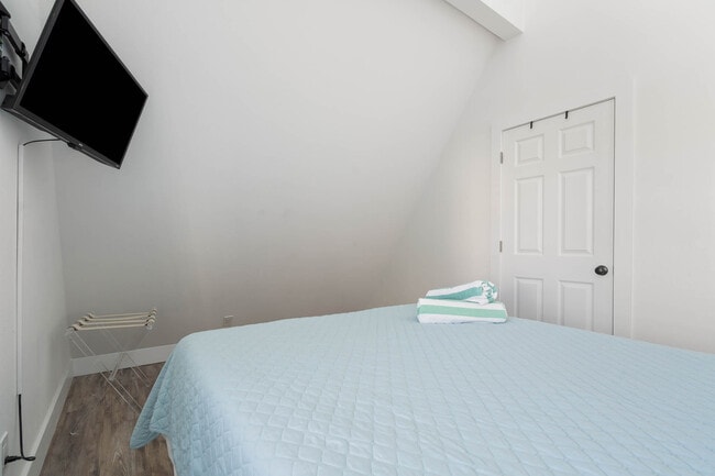 Building Photo - 113 4th Ave