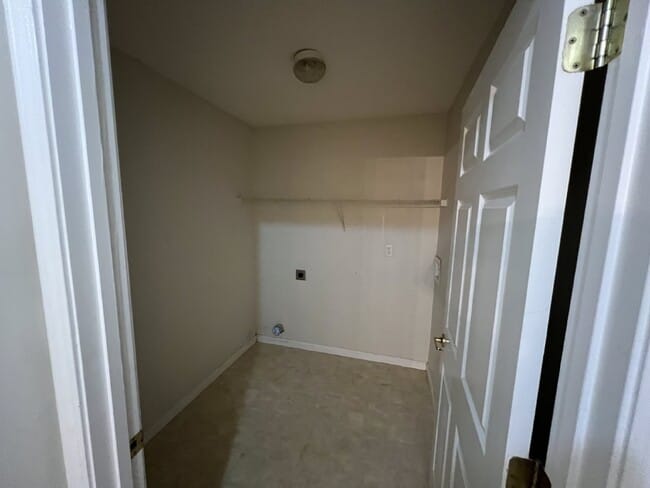 Building Photo - Apartment For Rent