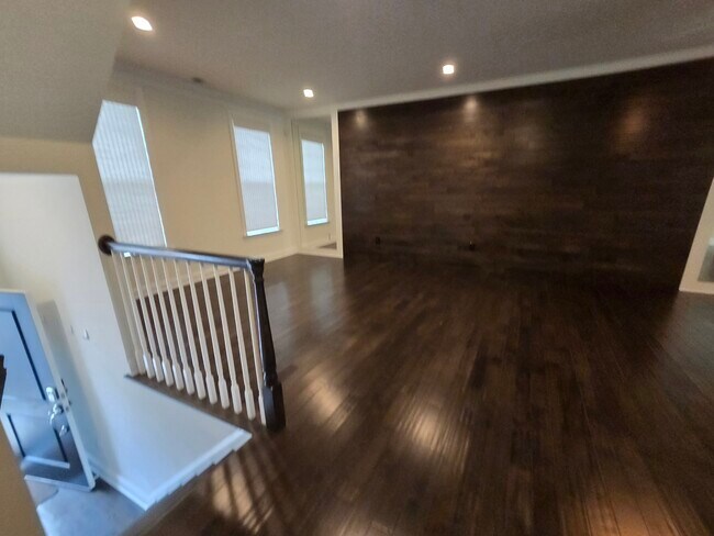 Building Photo - 12 Putnam Ln