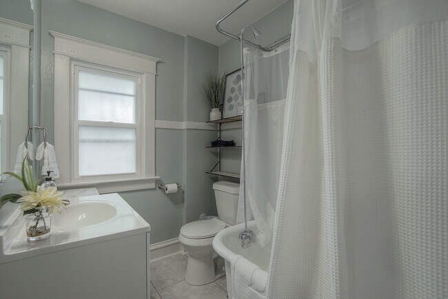 Building Photo - 1145 W 41st Terrace