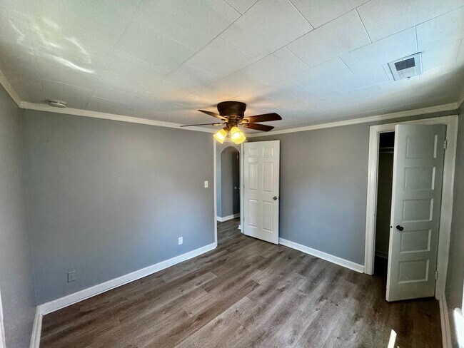 Building Photo - Newly Remodeled Home for Rent in Moline