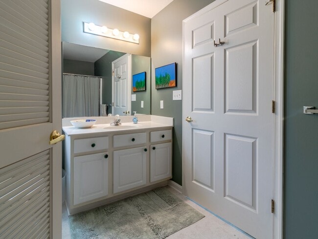 Building Photo - YEAR ROUND RENTAL- FURNISHED - 3 BEDROOM CONDO - WOODS COVE