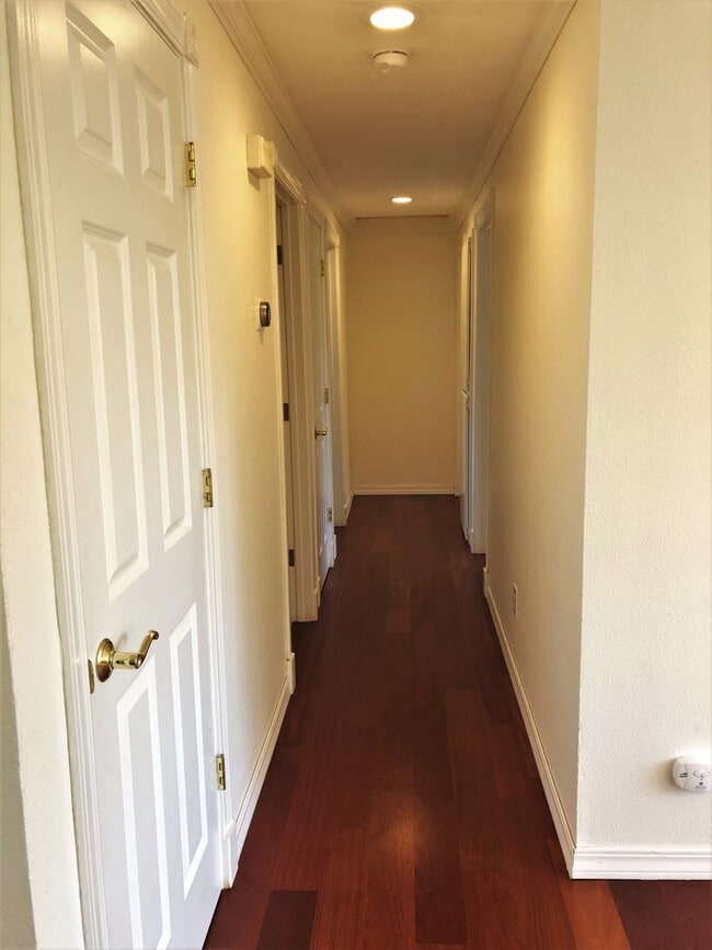 Building Photo - Fantastic Kirkland Home Available with Lar...