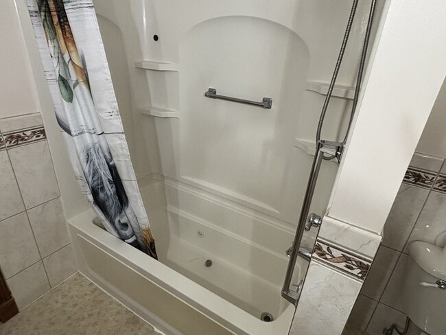 Building Photo - 18 Bender St NE