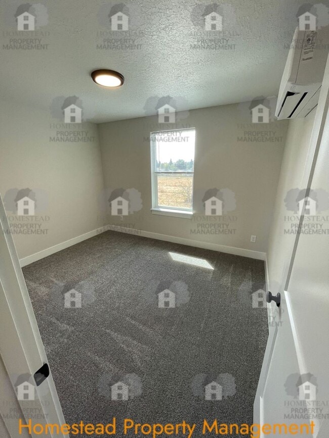 Building Photo - 186-188 SE Lacreole Dr