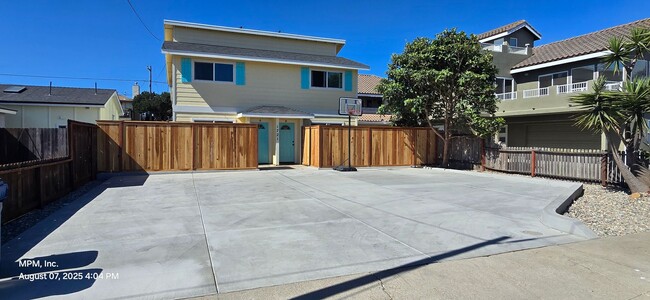 Building Photo - 2 bed 1.5 bath Apartment