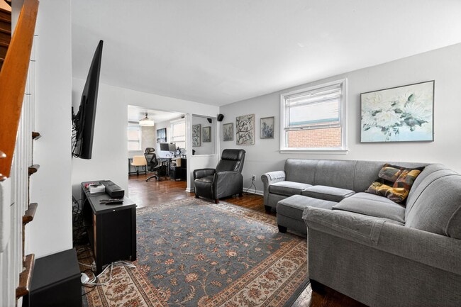 Building Photo - 3 Bedroom, 1 Bath Smart Fully Furnished To...
