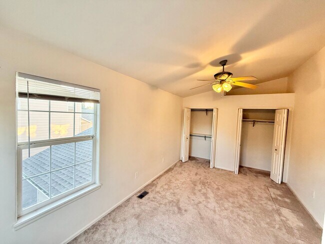 Building Photo - End- unit townhome on Hamlet!