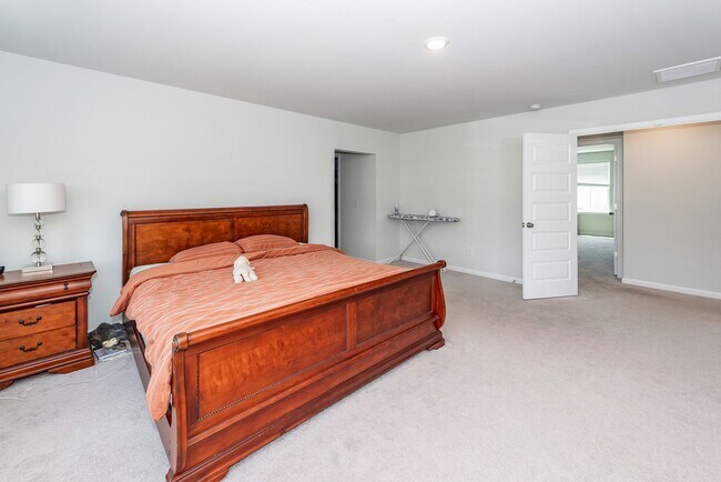 Building Photo - 6 Bedroom 4.5 Bath in Limehouse Village - Summerville