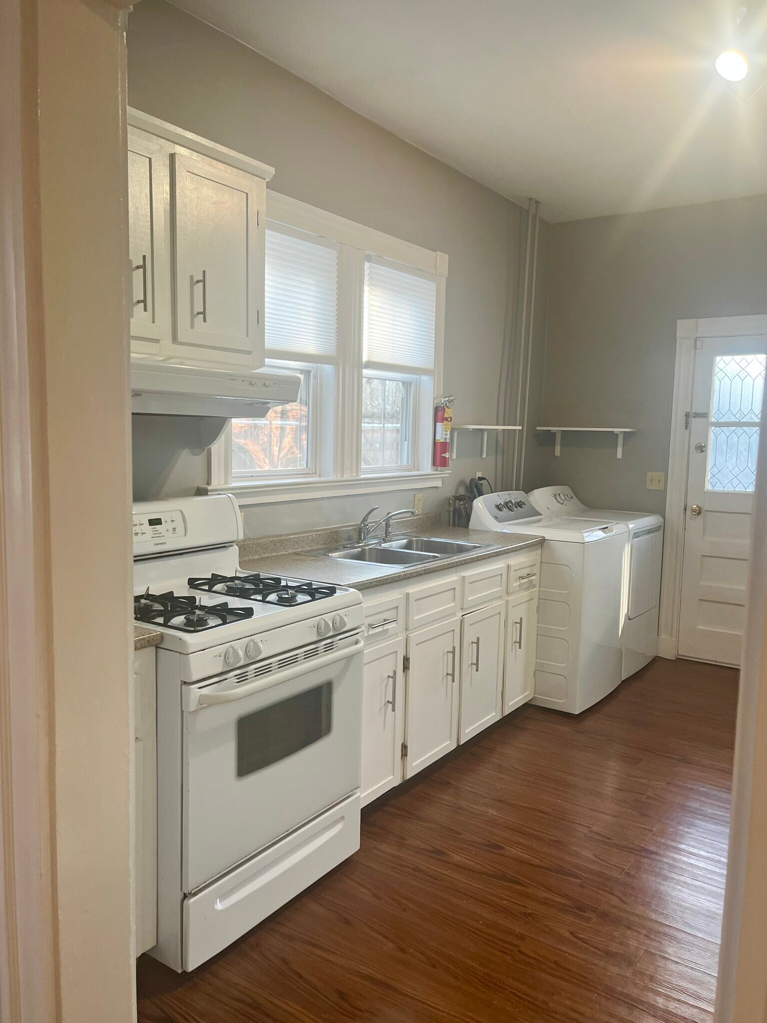 Gas stove and in-unit W/D - 11 Sherman St