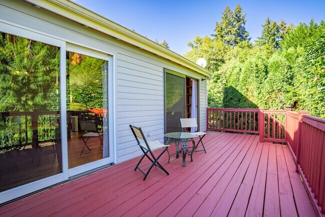 Building Photo - 242 W Lake Sammamish Pkwy SE