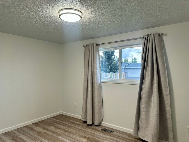 Building Photo - Updated 3bd/2BA South Suburbs Home with RV Parking, Large Yard & Garage