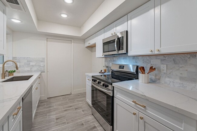 Building Photo - Fresh & Clean Townhome in North Phx!