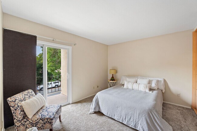 Building Photo - Bryn Mawr 3+2 condo with community pool!