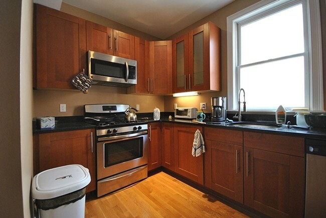 Building Photo - 1592 Beacon St