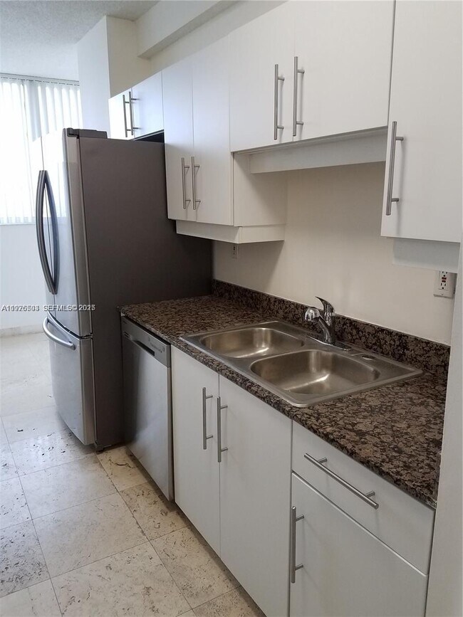 Building Photo - 6422 Collins Ave