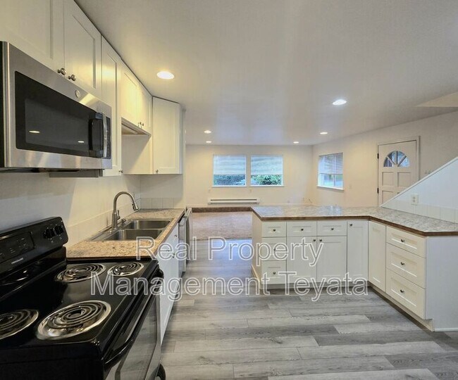 Building Photo - 2475 Yew Street Rd