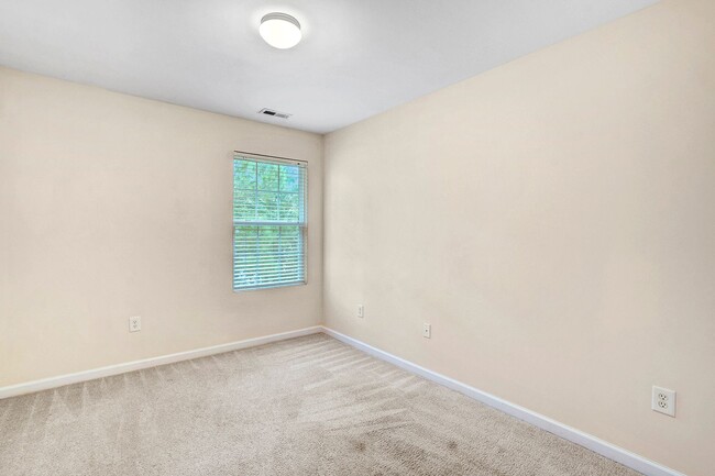 Building Photo - AVAILABLE FOR IMMEDIATE MOVE-IN. DON'T MIS...