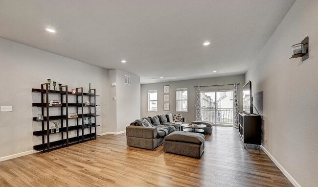 Building Photo - Charming town-home style condo Coming June 2026!