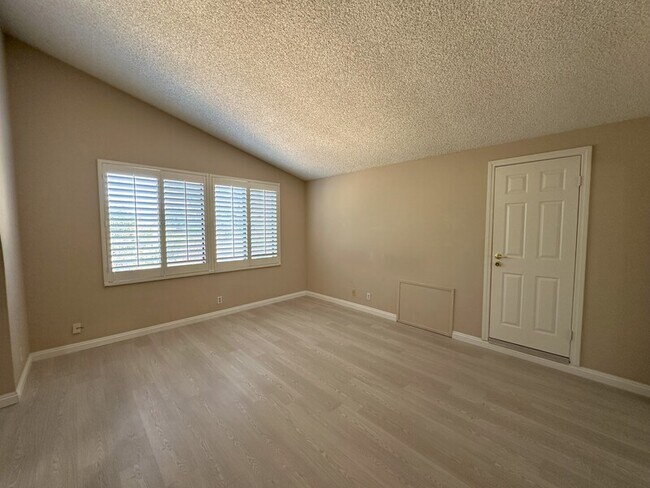 Building Photo - 3059 Delacodo Ave