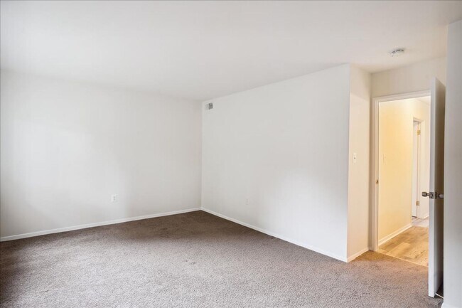 Building Photo - Spacious & Updated 2BD/1BA - All Utilities...