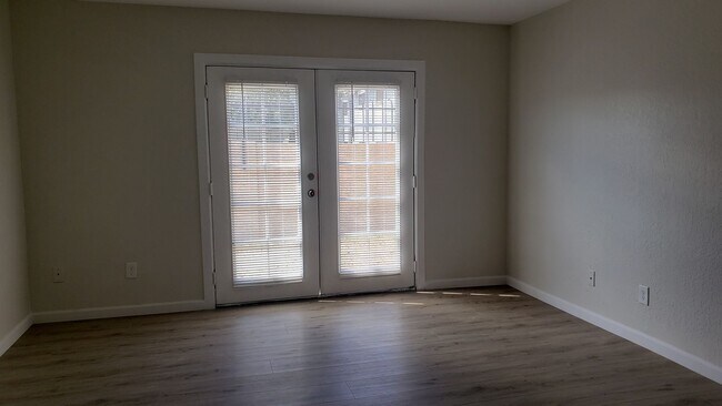 Building Photo - Remolded 3 Bedroom 2 Bathroom in Central P...