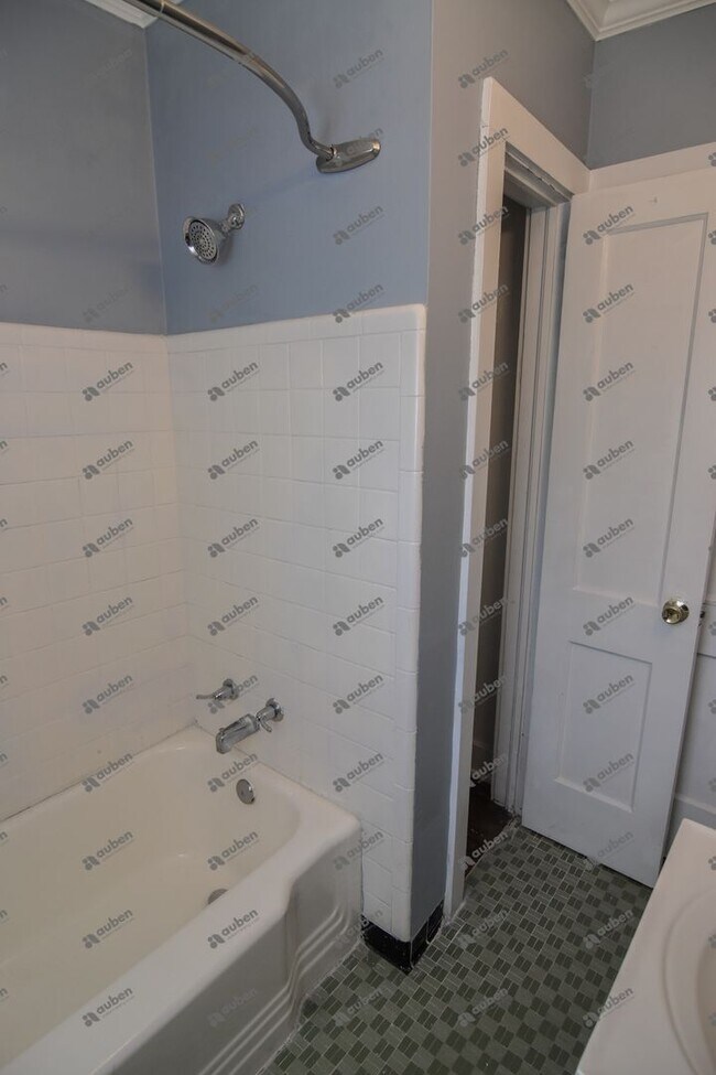 Building Photo - $900- Beautifully Updated 1-Bedroom, 1-Bathroom Duplex Unit