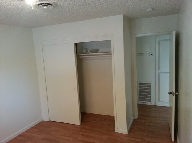 2nd BR - 621 E Yorkshire Dr