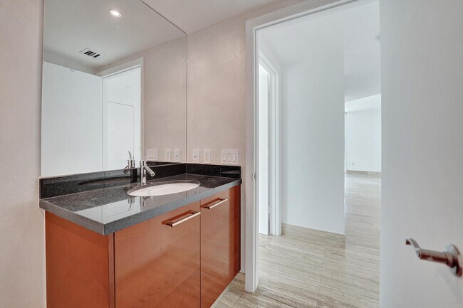 Building Photo - 101 S Fort Lauderdale Beach Blvd