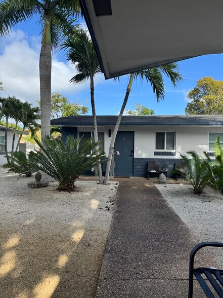 Building Photo - 1214 NE 5th Ter