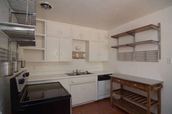 Building Photo - Huge 4 Bedroom 2  Bath! Close to the University!