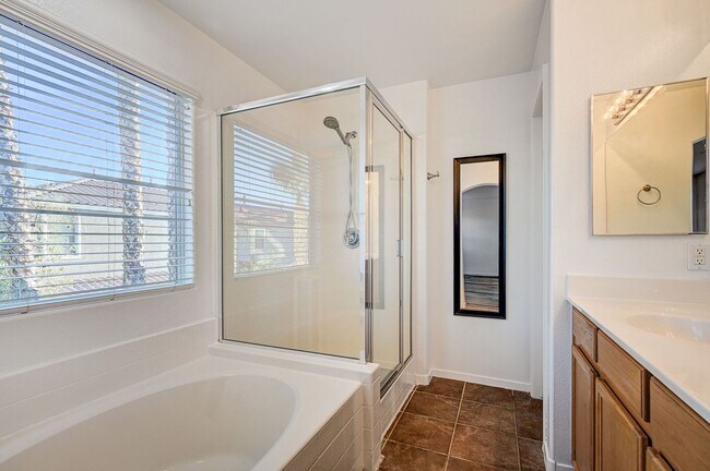 Building Photo - Stunning 4 Bed 2.5 Bath!
