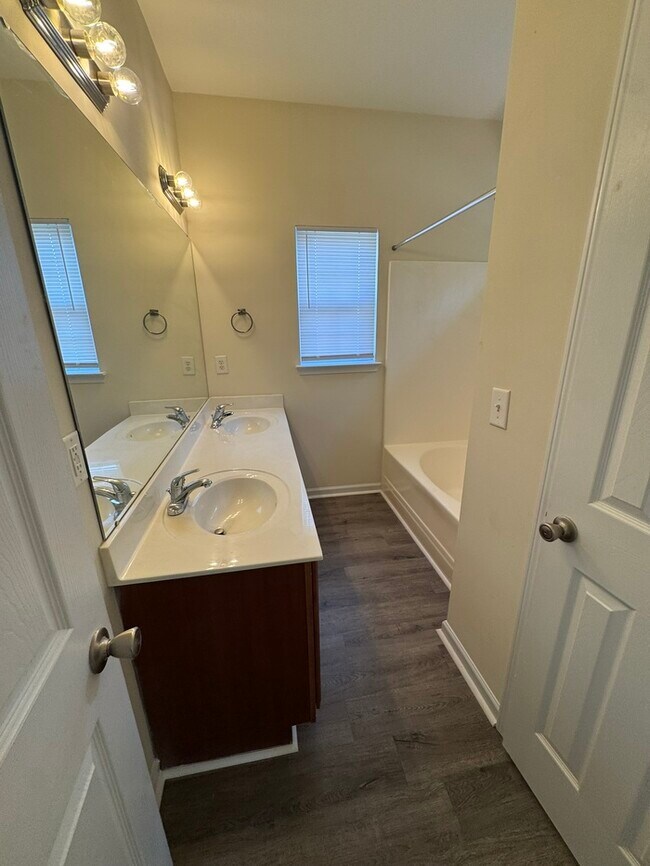 Building Photo - 3 Bed END UNIT! AVAILABLE NOW!