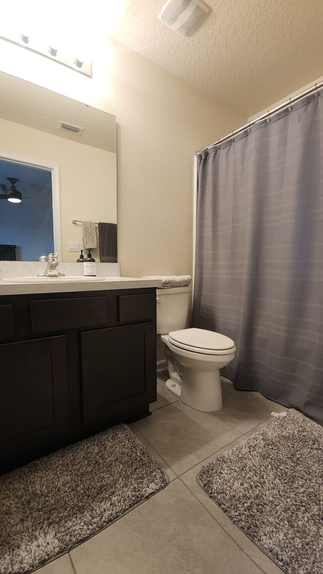 Building Photo - Beautiful Townhome in Waterford Lakes 2 Bedroom 2.5 baths and 1 Car Garage