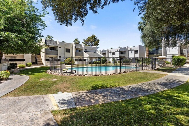 Building Photo - One Bedroom One Bath in Phoenix!
