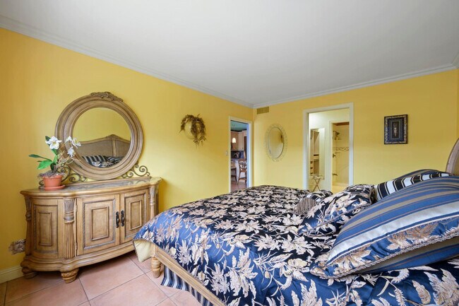 Building Photo - 600 NE 2nd St