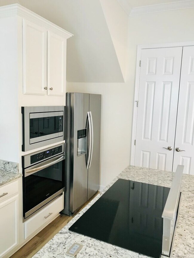 Building Photo - LUXURIOUS HIGH-END 2-story townhome in Market Common - walk to everything!