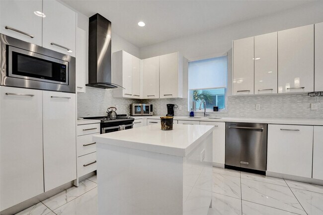 Building Photo - 1371 N Ocean Blvd