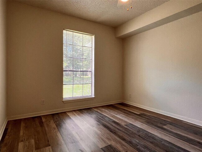 Building Photo - 1601 Faro Dr