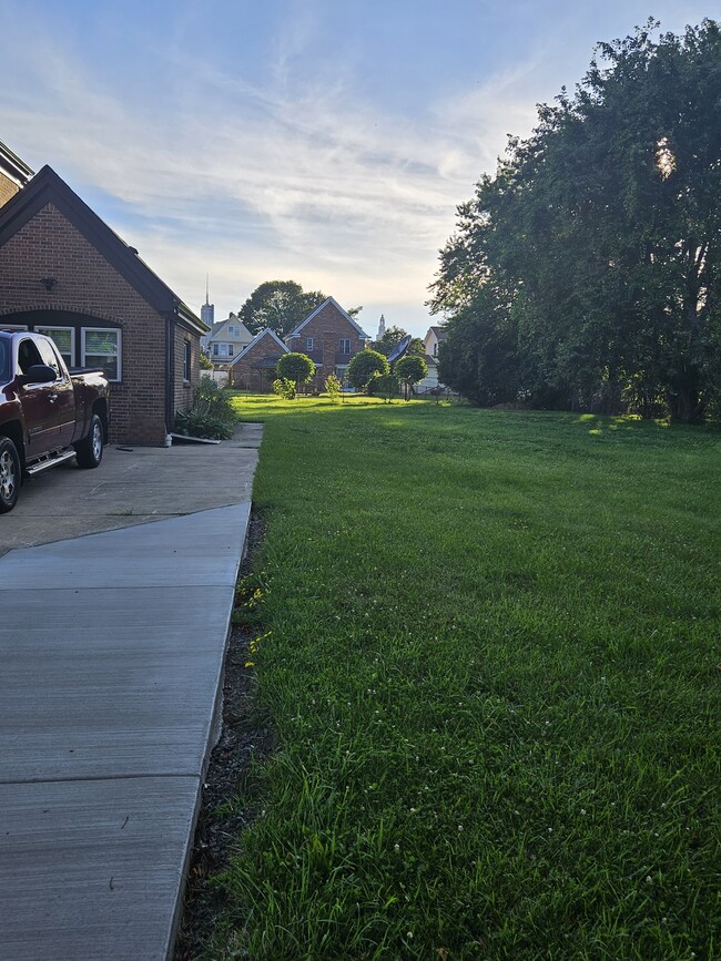 Nice side and back yard. - 328 Pratt St