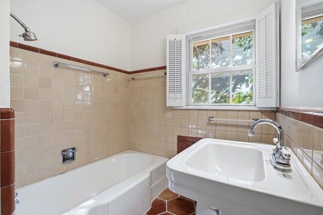 Building Photo - 2608 Highview Terrace