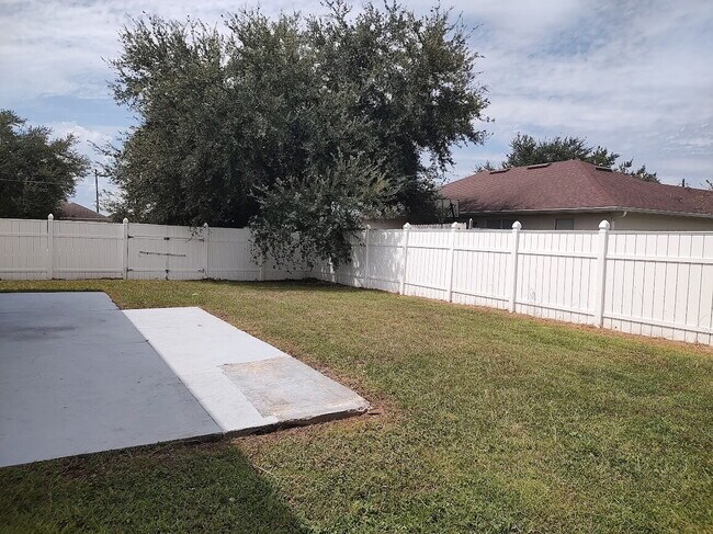 Building Photo - Spacious 4 bedroom, 2.5 bathroom house in Poinciana