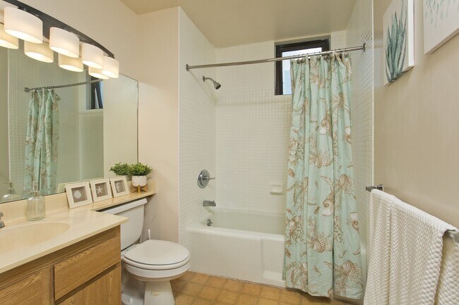 Building Photo - PENTHOUSE 2 Bed, 2 Bath, 2 Parking