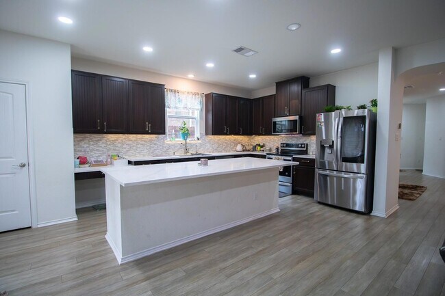 Building Photo - 2105 Ebony Dove St