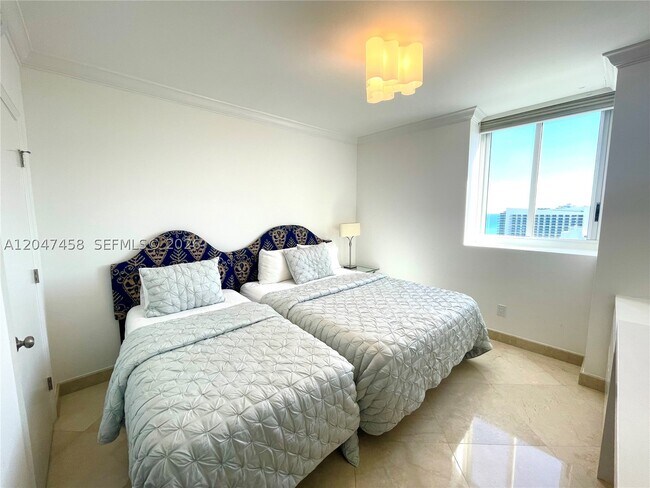 Building Photo - 4775 Collins Ave