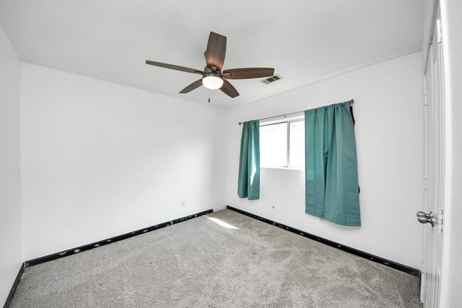 Building Photo - 3827 Dogwood Tr