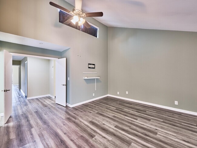 Building Photo - 6040 Glendale Dr