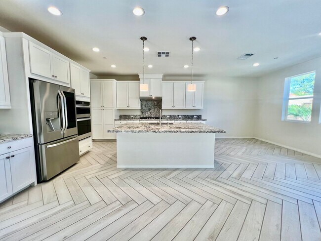 Building Photo - AVAILABLE NOW!! STUNNING 4 Bed/ 3.5 Bath POOL HOME in La Quinta!